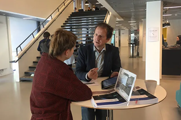 Studievägledare i samtal med student