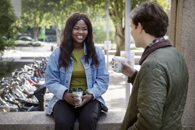 Studenter pratar och dricker kaffe